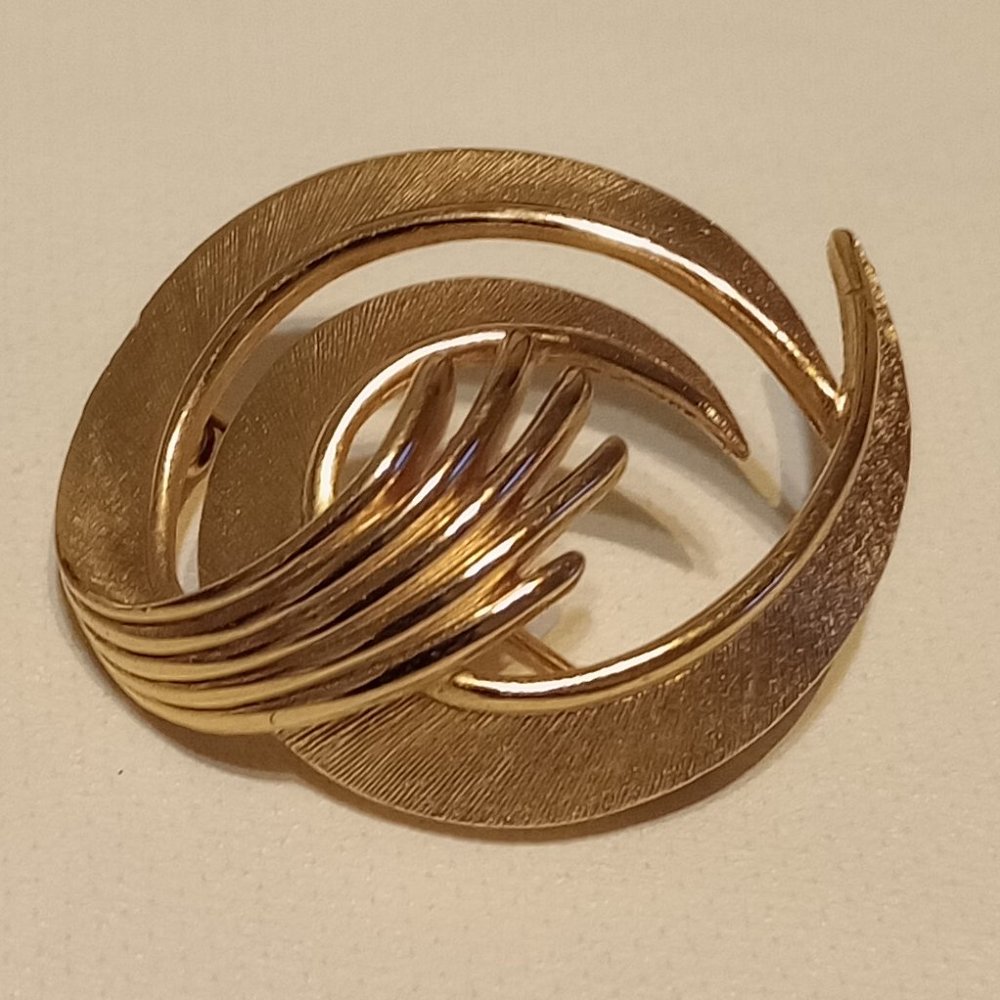 Crown trifari swirl gold tone pin brooch 1970's